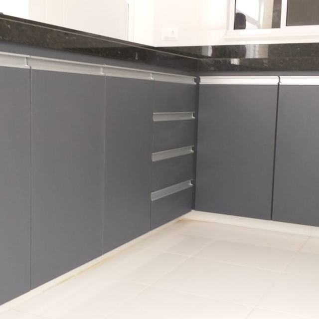 Cozinha com armários cinza
