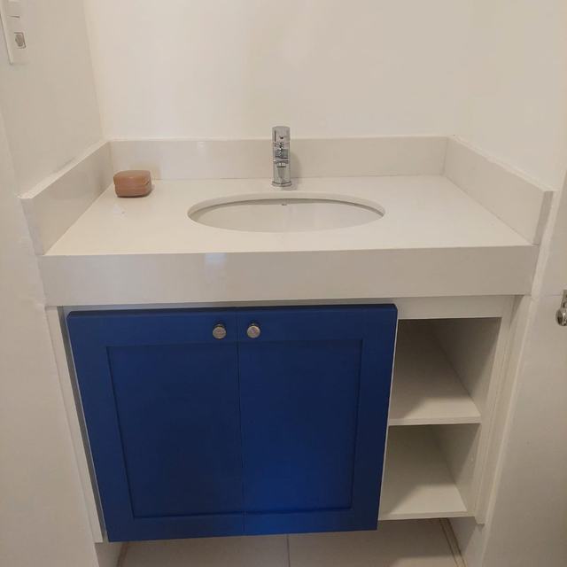 Gabinete azul de banheiro